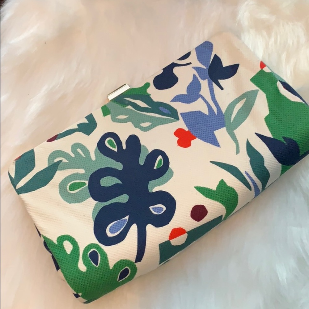 🆕 Nine West Clutch 🌸 White w Flower Pattern